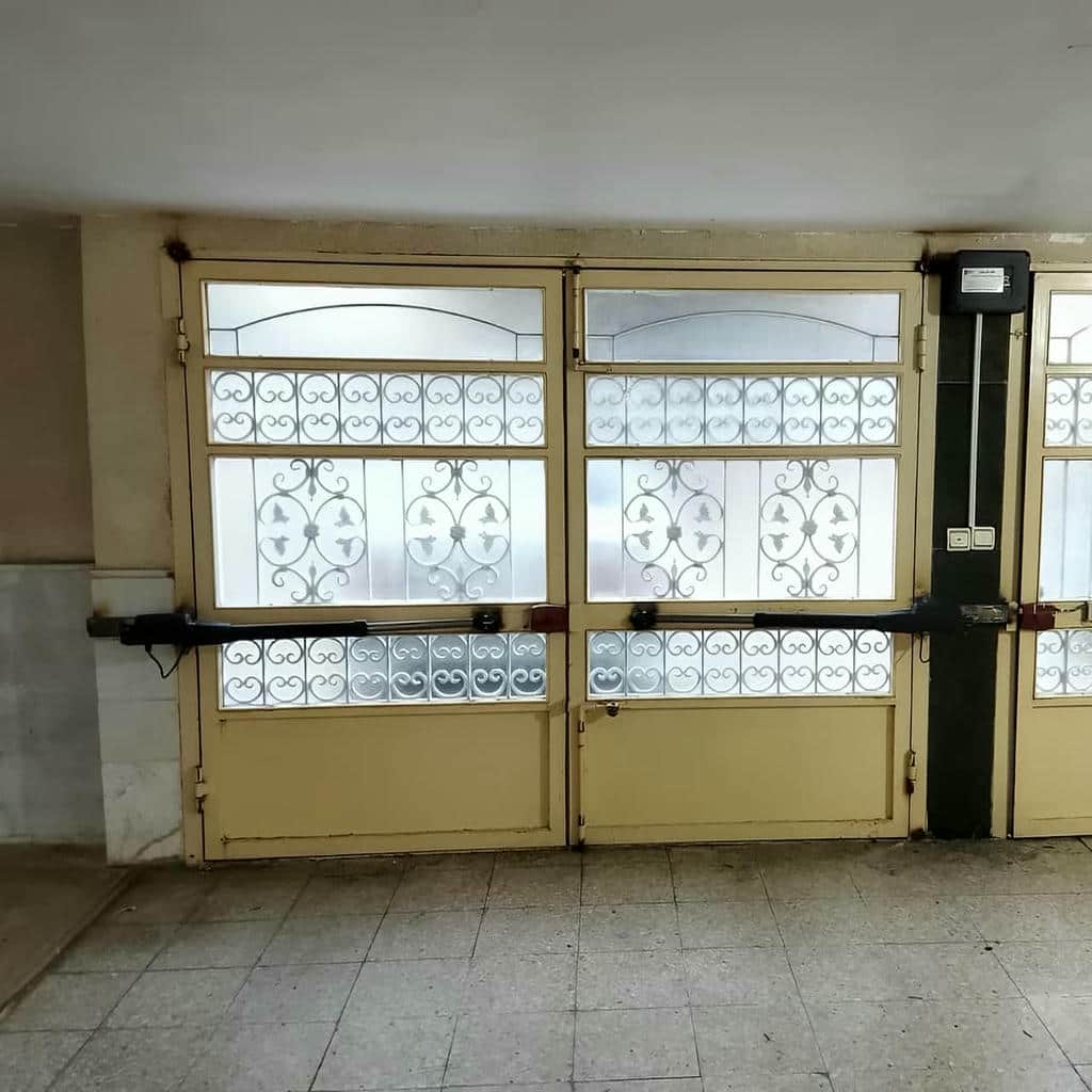 جک درب پارکینگ کنار ستون ورودی خرم آباد
