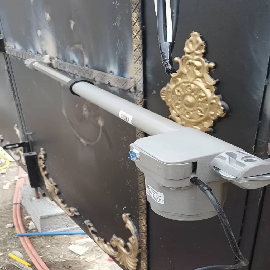 جک درب پارکینگ کنار ستون ورودی ساختمان گرگان