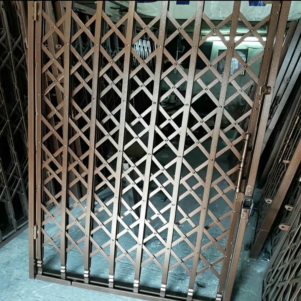 حفاظ آکاردئونی مشکی برای دهانه ورودی در ساری