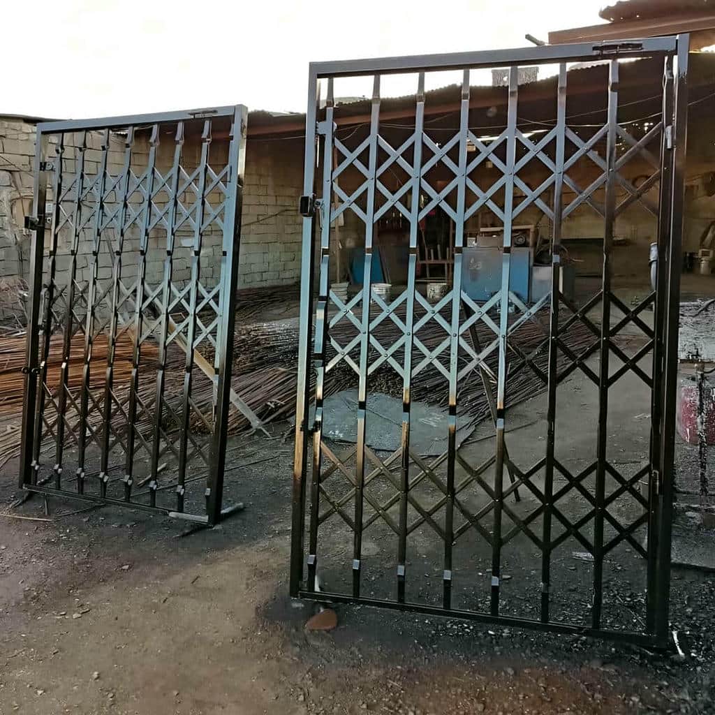 حفاظ آکاردئونی مشکی برای ورودی آپارتمان