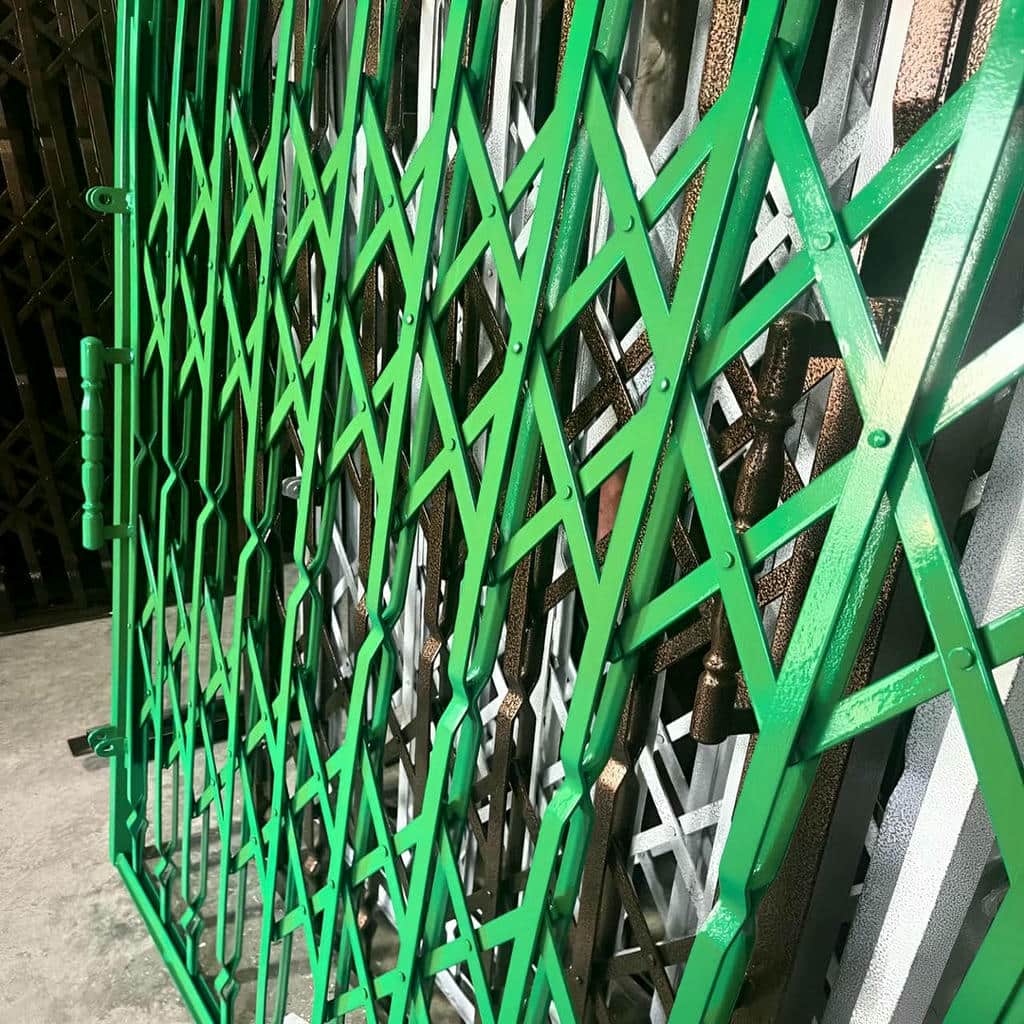 حفاظ تاشو جمع شده کنار چهارچوب باریک