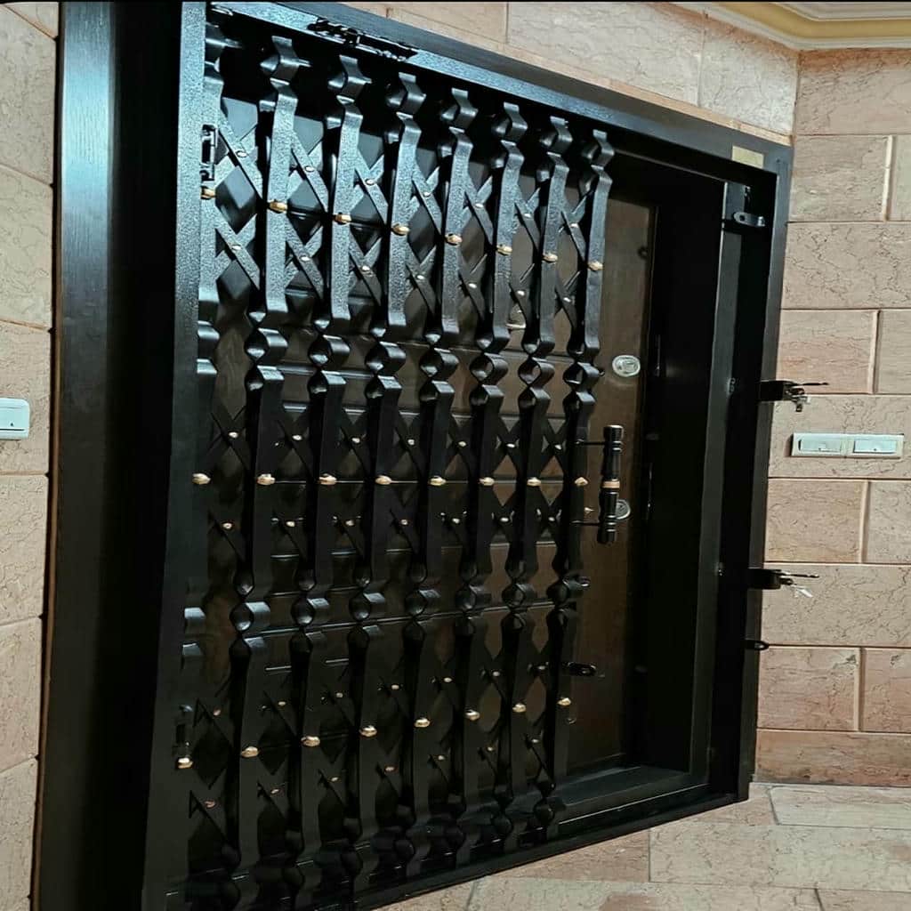 حفاظ درب آپارتمان با پوشش مشکی مات