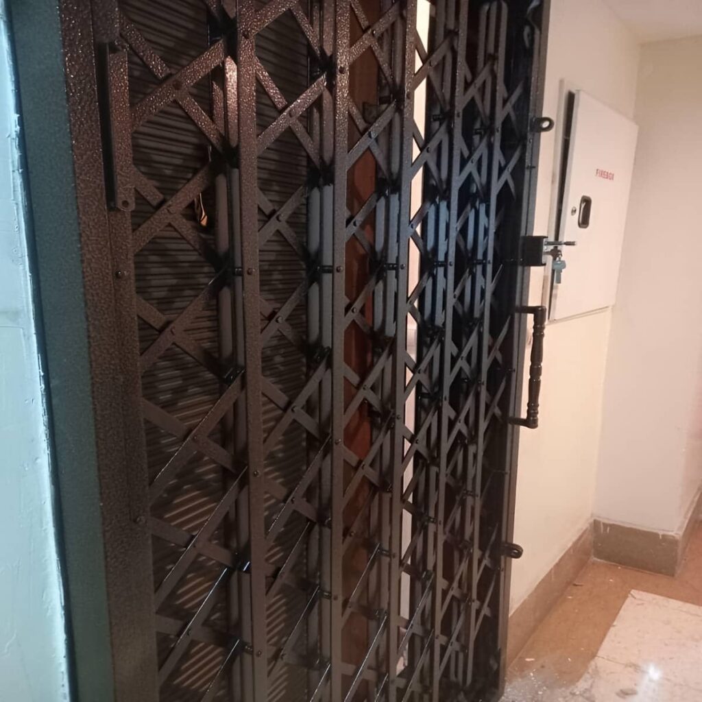 حفاظ درب آکاردئونی با طرح لوزی و رنگ تیره
