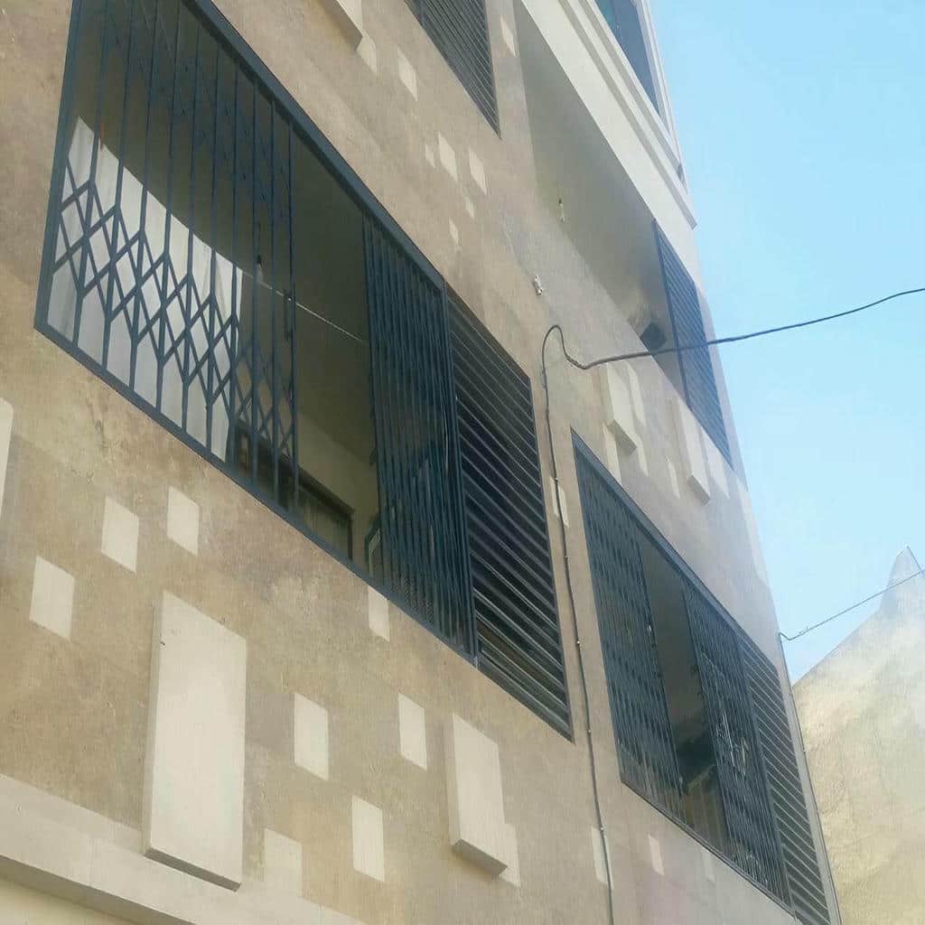 حفاظ درب آکاردئونی با پوشش رنگ تیره