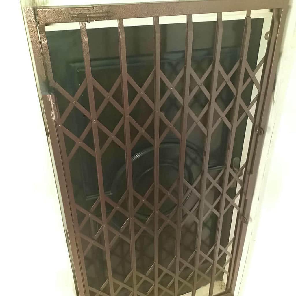 حفاظ درب آکاردئونی با پوشش پودری مشکی