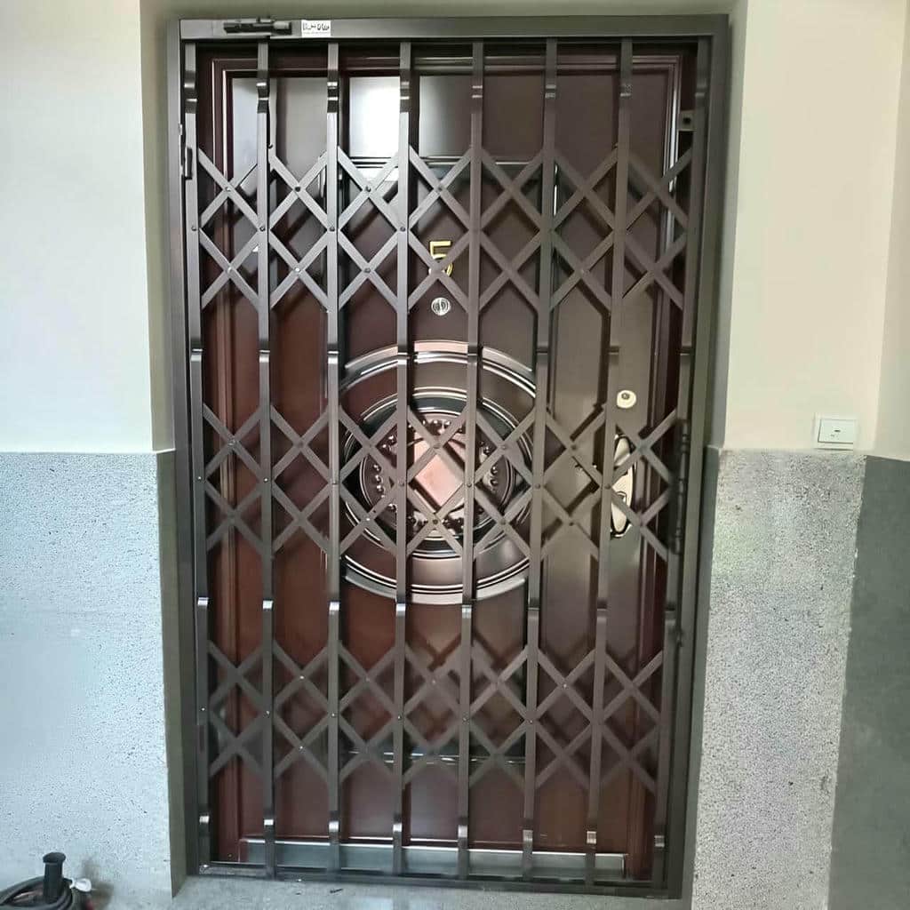 حفاظ درب آکاردئونی سفارشی کنار چهارچوب فلزی