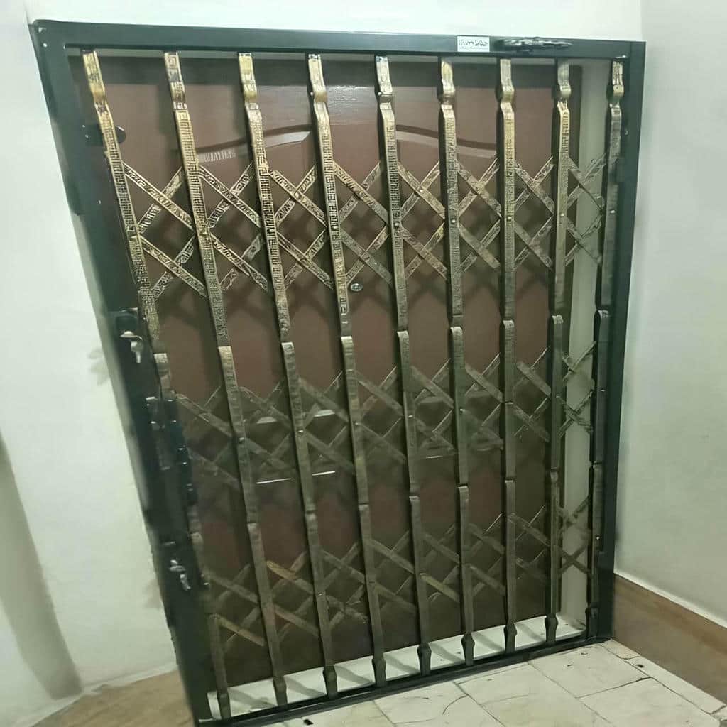 حفاظ درب آکاردئونی فلزی اردبیل نمای ورودی آپارتمان
