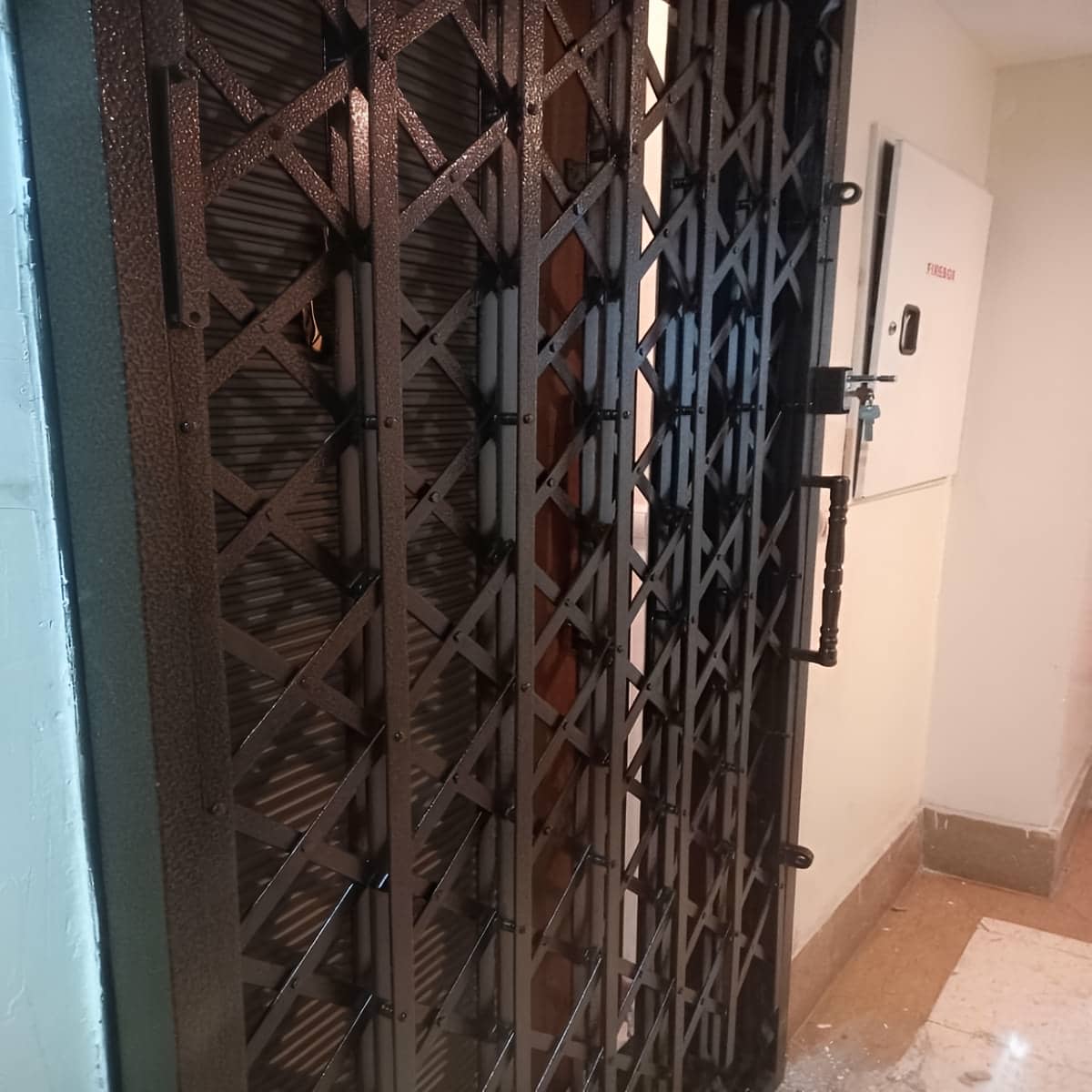 حفاظ درب آکاردئونی فلزی برای ورودی استان گیلان