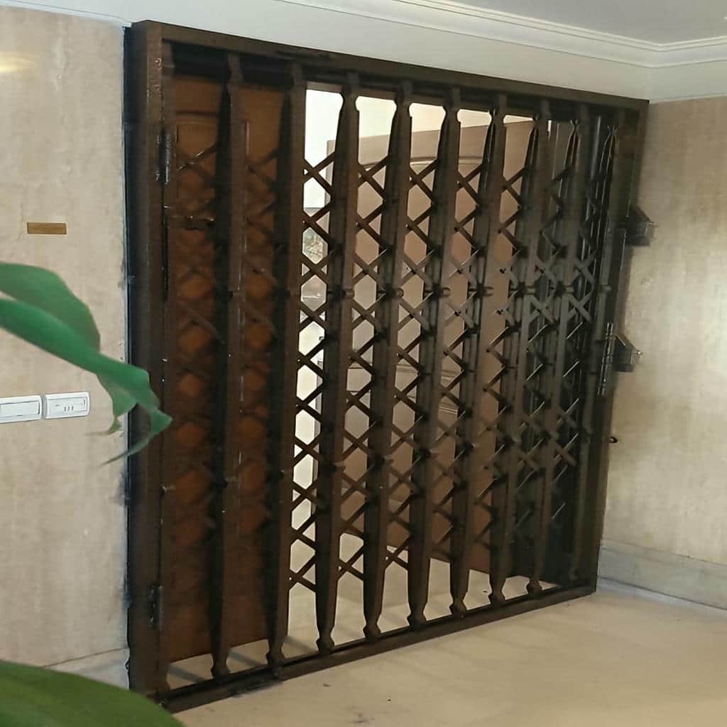 حفاظ درب آکاردئونی فلزی در یاسوج با رنگ مشکی