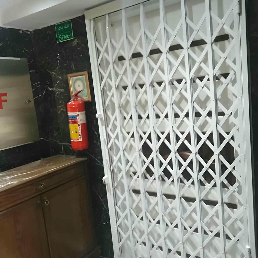 حفاظ درب آکاردئونی فلزی مشکی برای ورودی آپارتمان در استان مرکزی