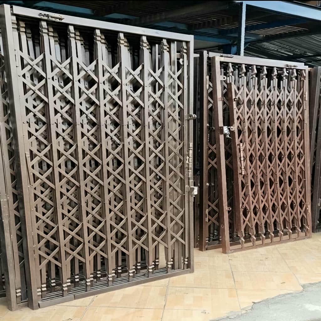 حفاظ درب آکاردئونی فلزی مشکی مات استان کرمان