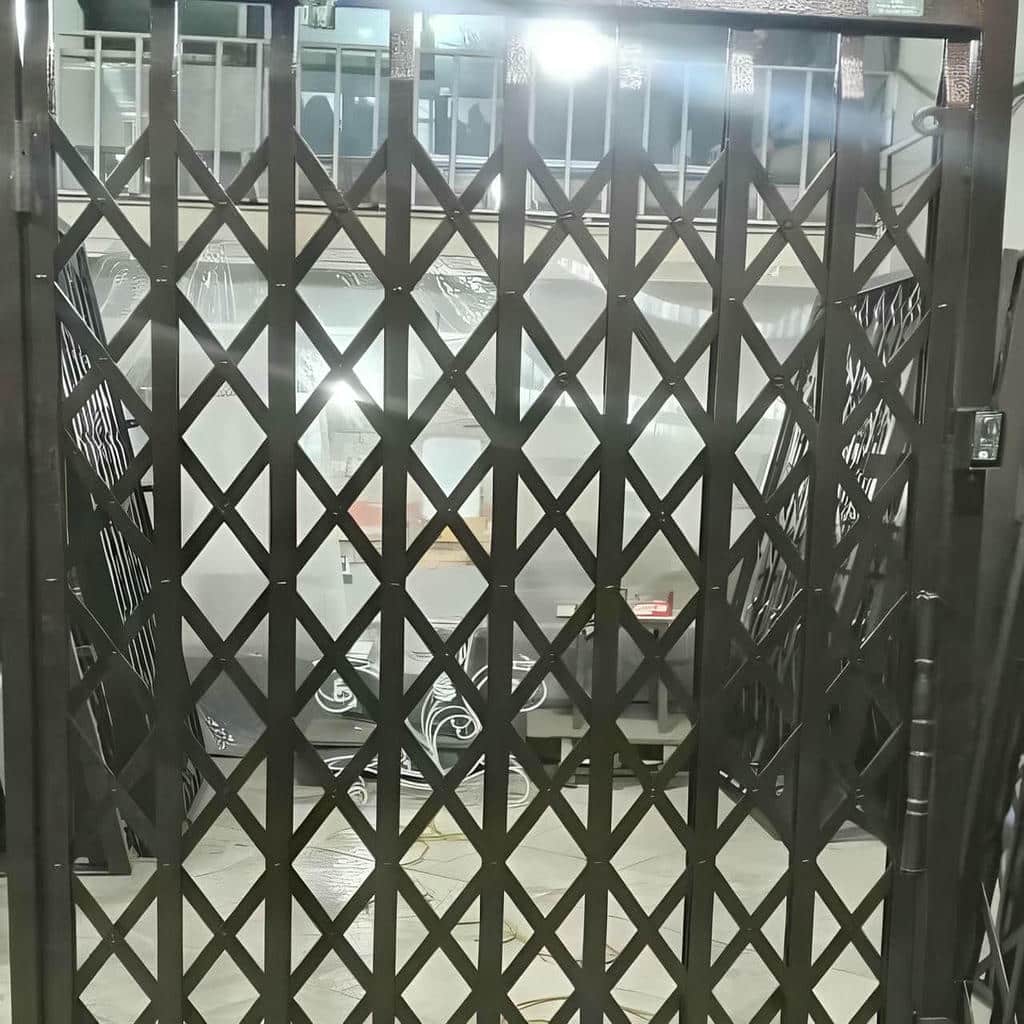 حفاظ درب آکاردئونی مشکی با قفل مرکزی