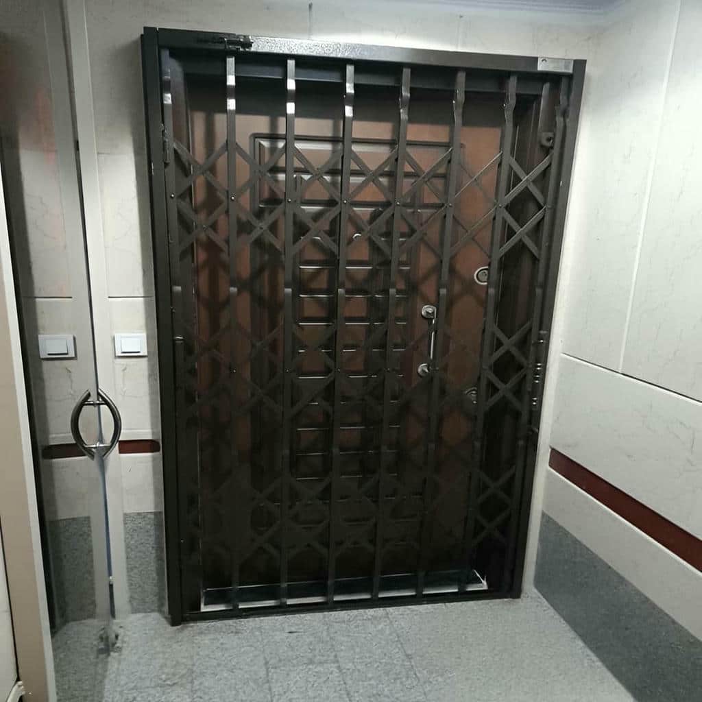 حفاظ درب آکاردئونی مشکی برای ورودی آپارتمان در استان ایلام