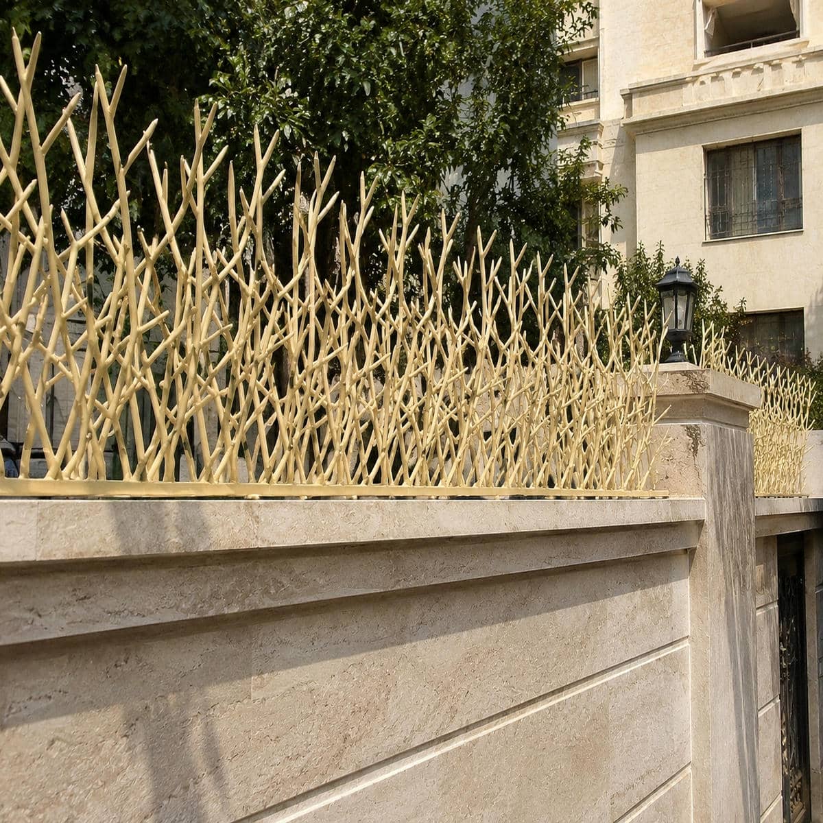 حفاظ دیوار شاخ گوزنی روی دیوار آجری گرگان