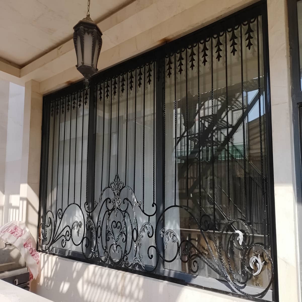 حفاظ پنجره آهنی طوسی در حیاط استان کرمان