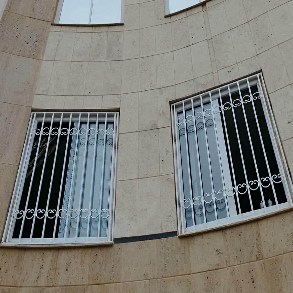 حفاظ پنجره آهنی مشکی در نمای بندرعباس