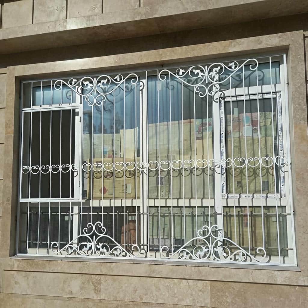 حفاظ پنجره آهنی مشکی در نمای کرمانشاه