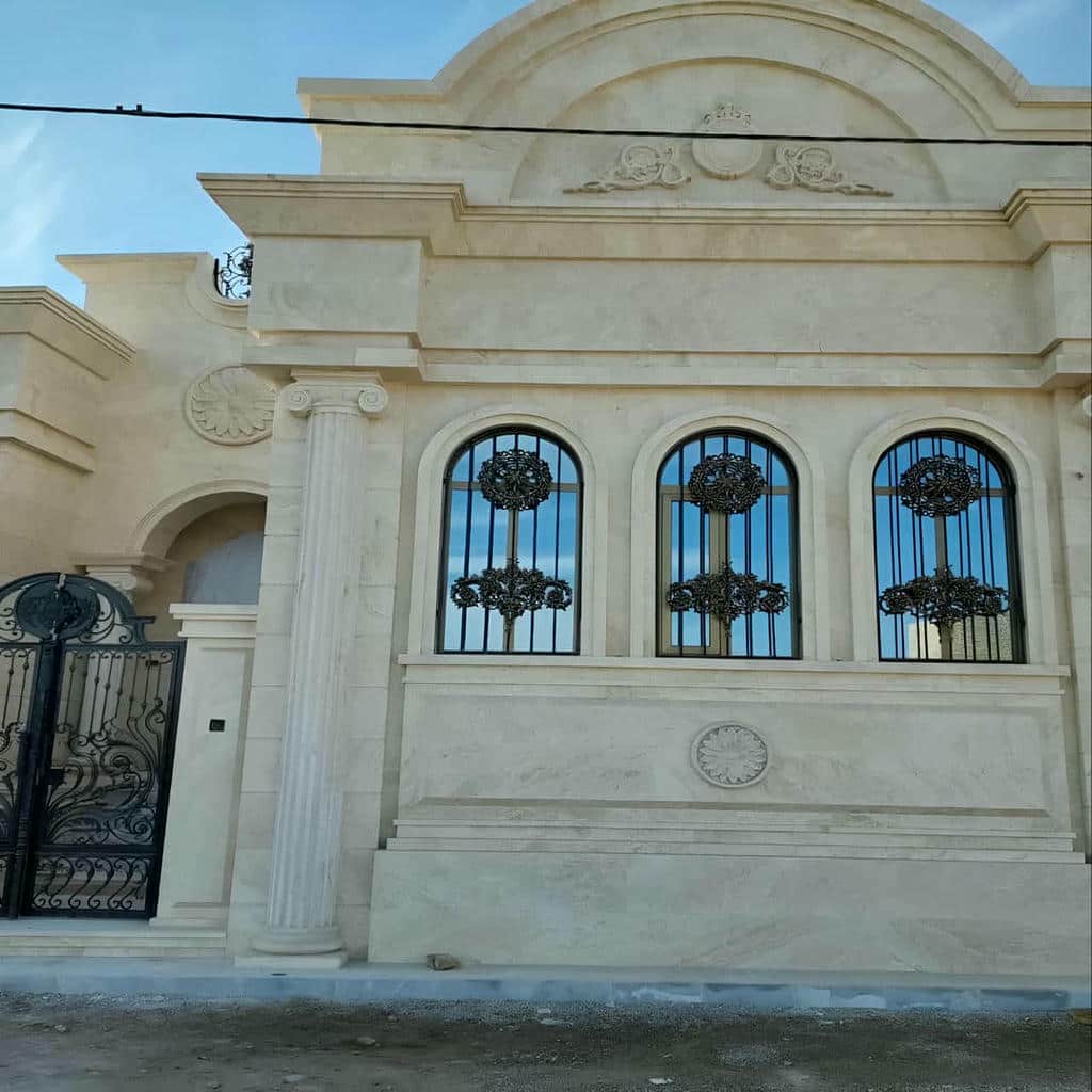 حفاظ پنجره آهنی مشکی نمای بیرونی همدان