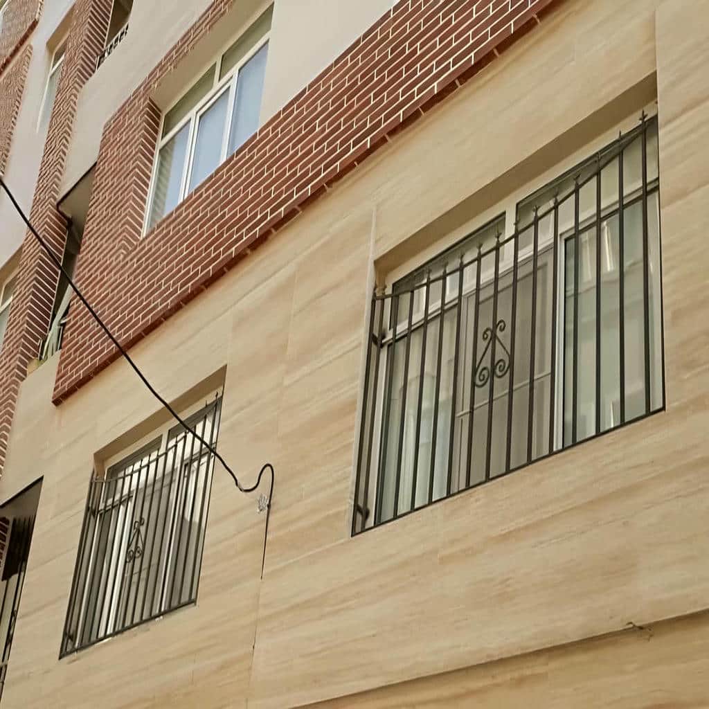 حفاظ پنجره با خطوط عمودی هماهنگ با نمای ساختمان حفاظ پنجره با خطوط عمودی هماهنگ با نمای ساختمان