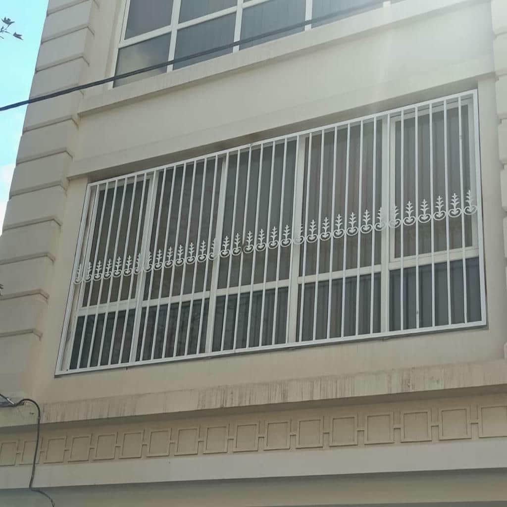حفاظ پنجره با پوشش رنگی و فرم ساده