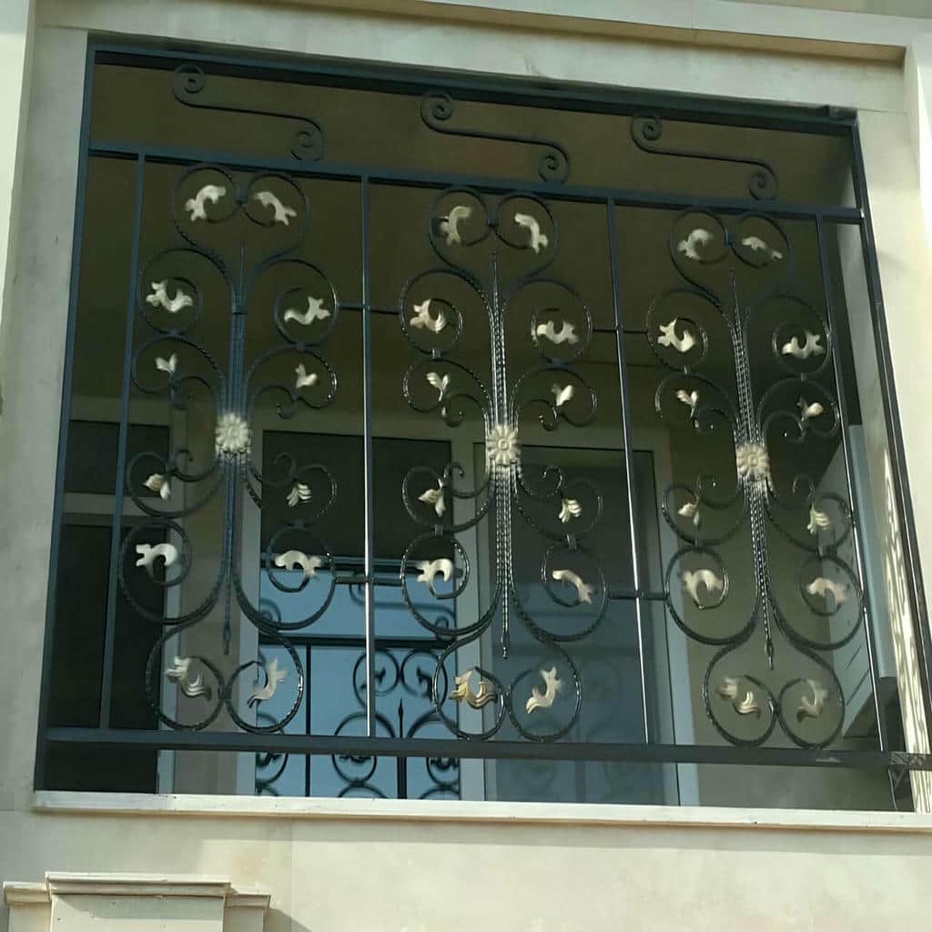 حفاظ پنجره ساده در نمای کرم استان اردبیل