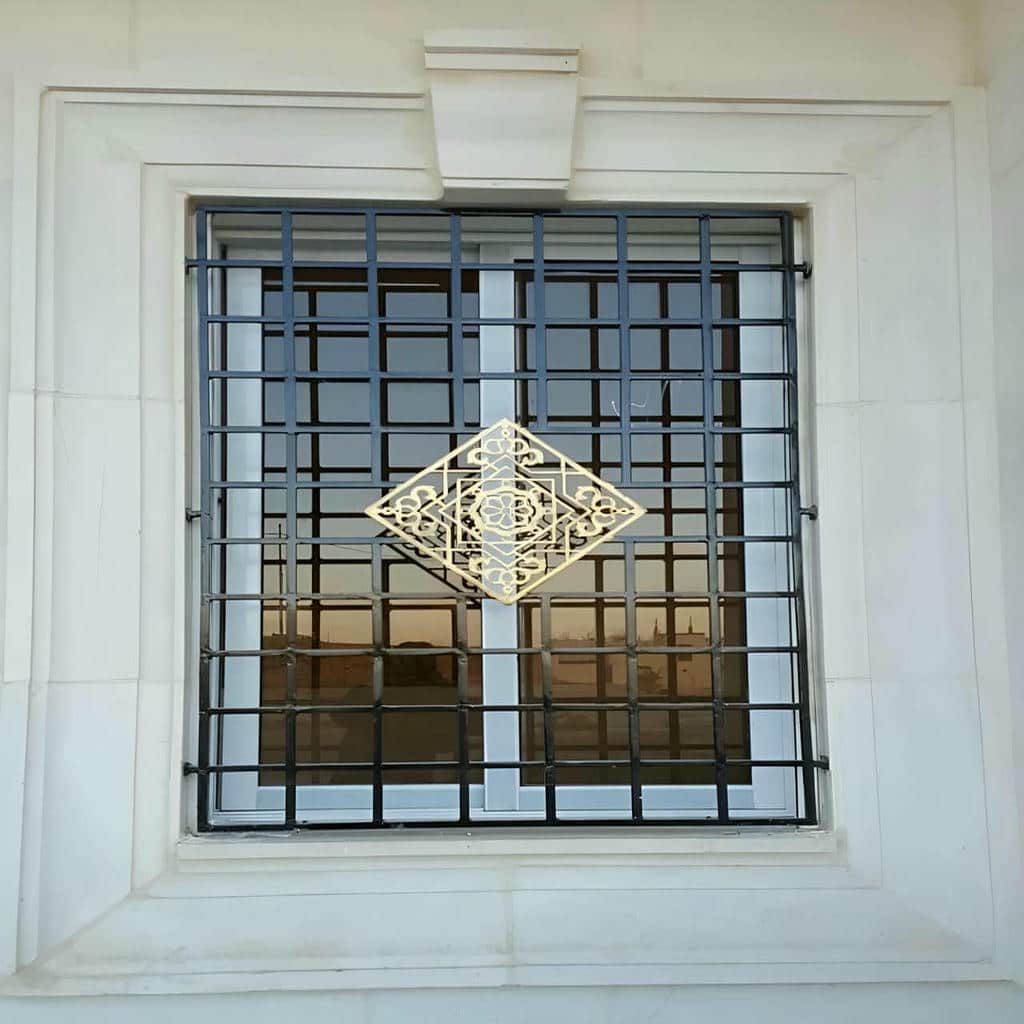 حفاظ پنجره فرفورژه با نقش ساده برای نمای روشن حفاظ پنجره فرفورژه با نقش ساده برای نمای روشن