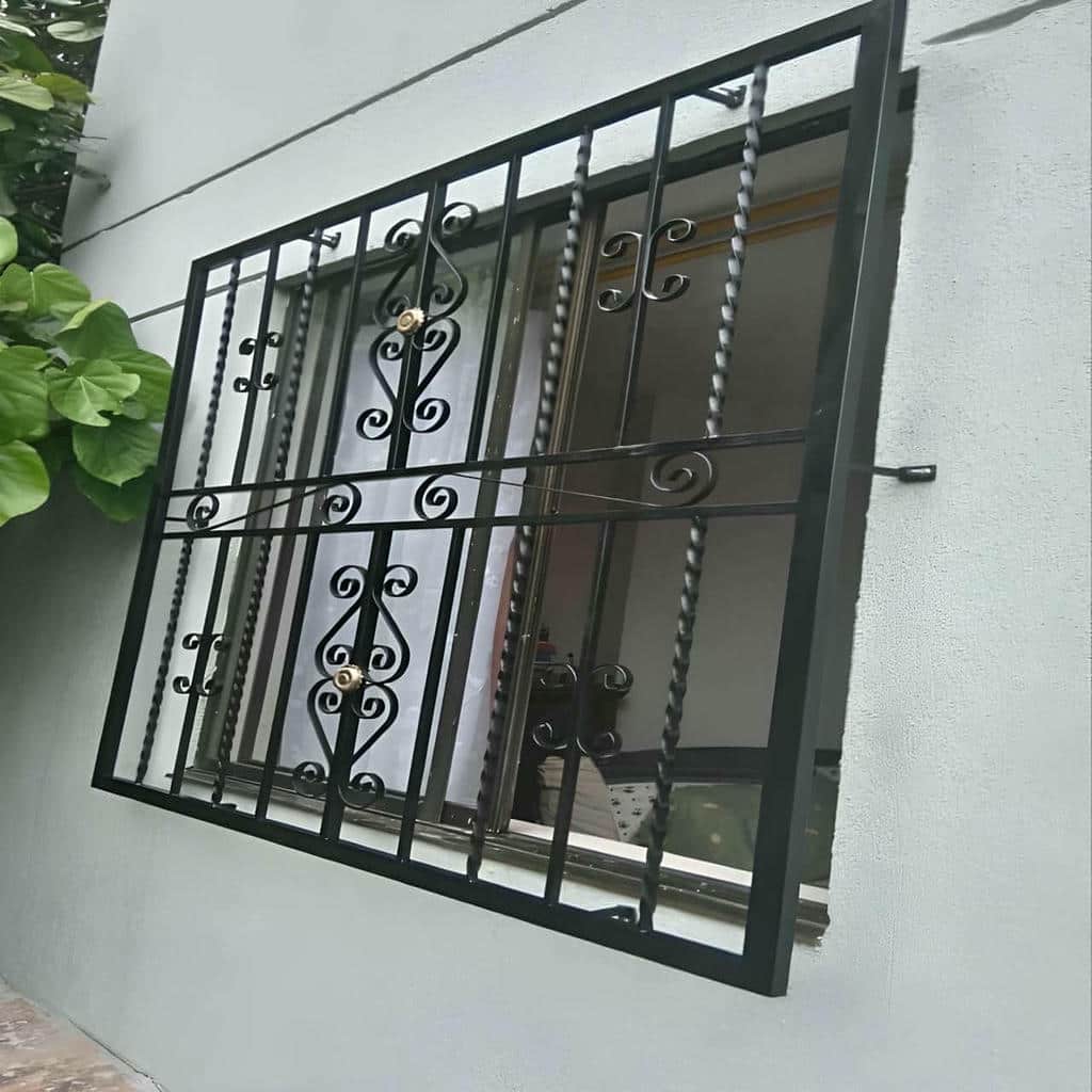 حفاظ پنجره فرفورژه با نقوش ساده