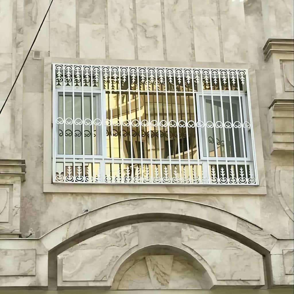 حفاظ پنجره فرفورژه هماهنگ با نمای ویلایی ارومیه حفاظ پنجره فرفورژه هماهنگ با نمای ویلایی ارومیه
