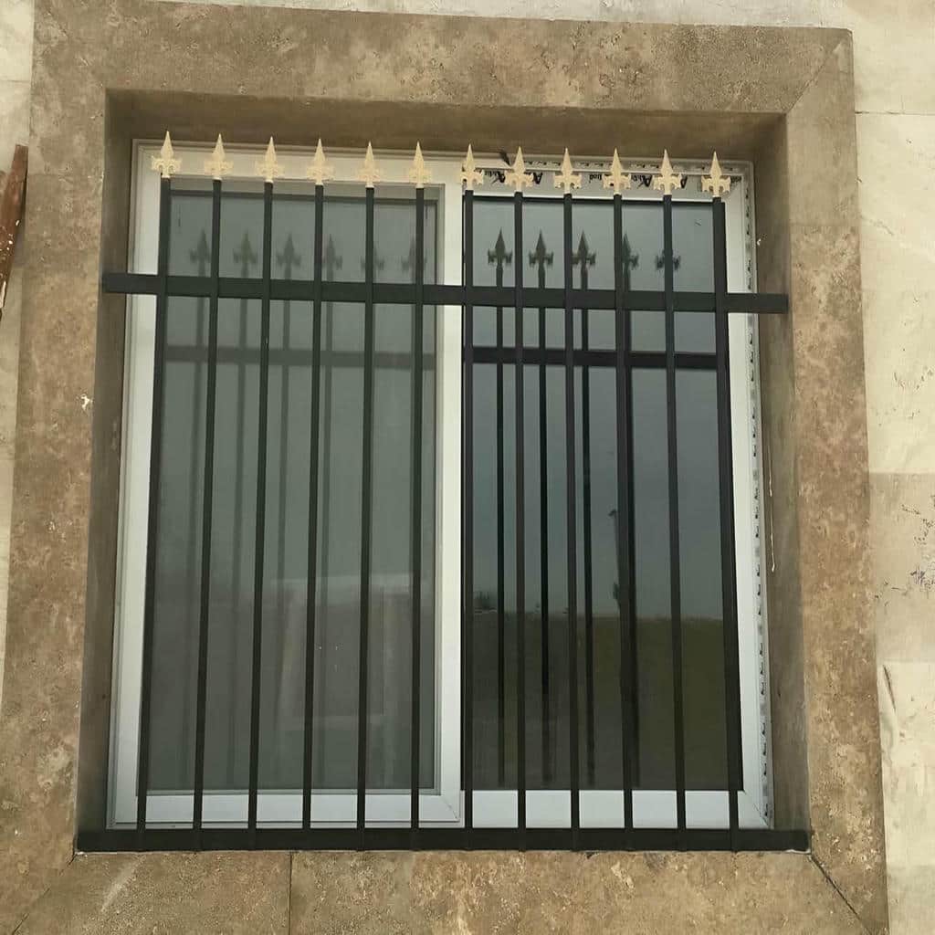 حفاظ پنجره فلزی با خطوط عمودی نمای آجری