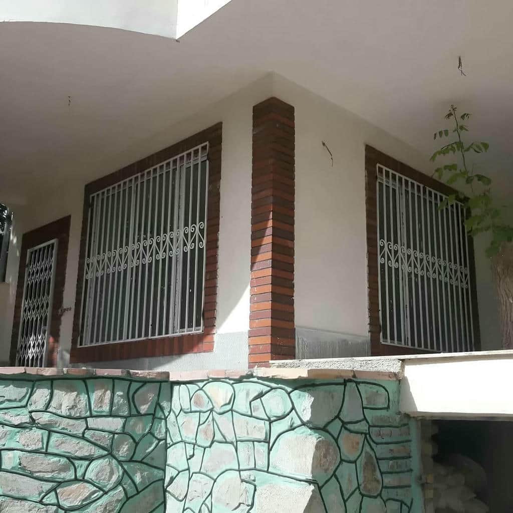 حفاظ پنجره مشبک با خطوط عمودی ساده
