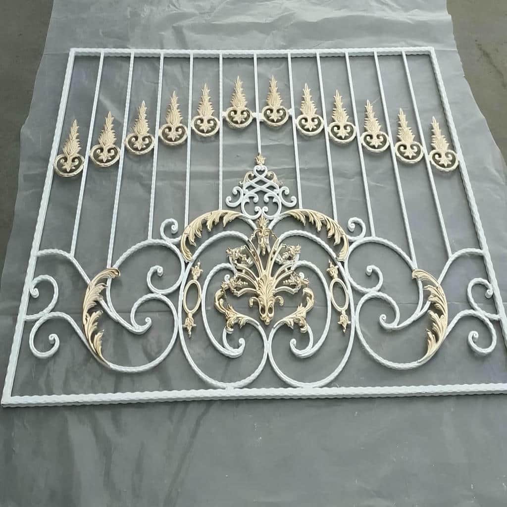 حفاظ پنجره مشکی روی نمای آجری استان یزد