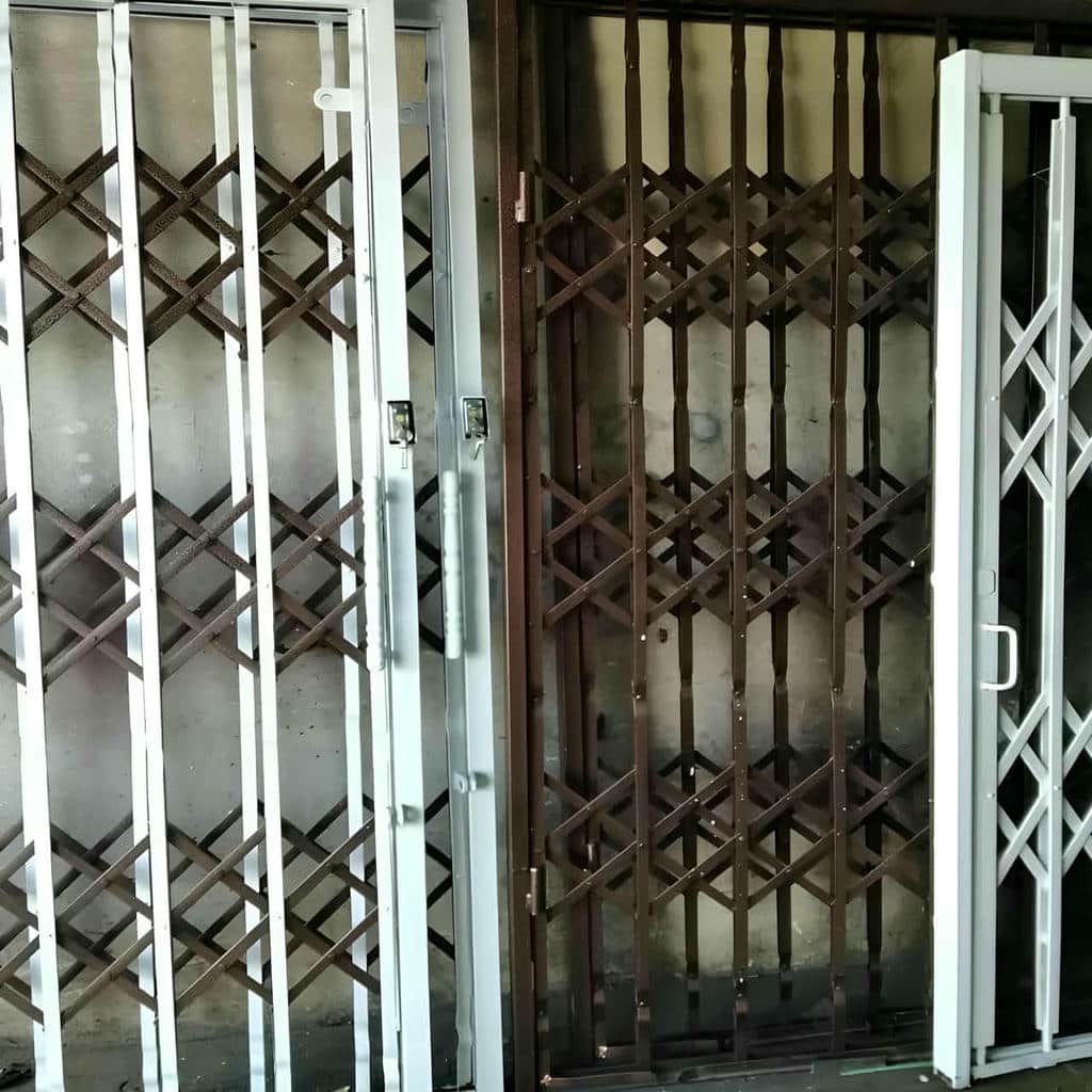 درب آکاردئونی با پوشش رنگ تیره و شبکه متراکم