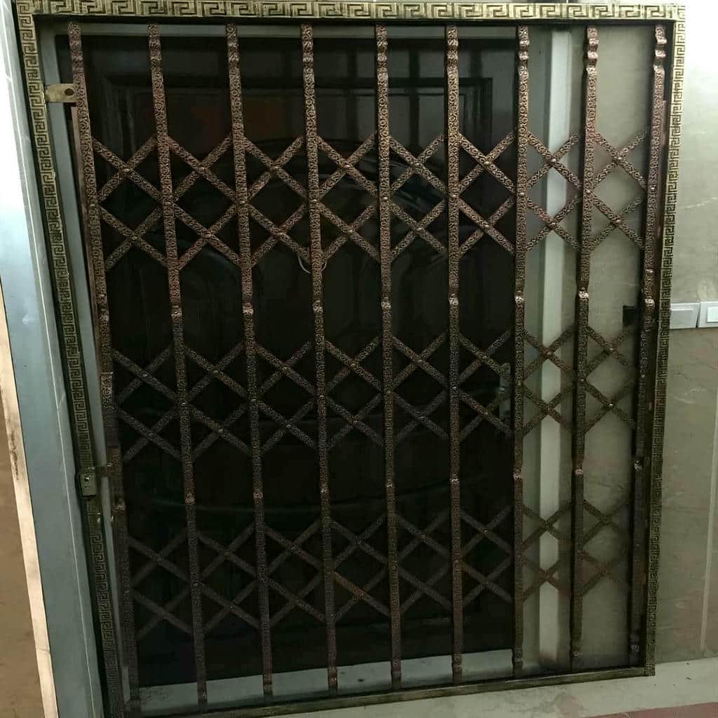 درب آکاردئونی فلزی طوسی برای ورودی آپارتمان در اهواز