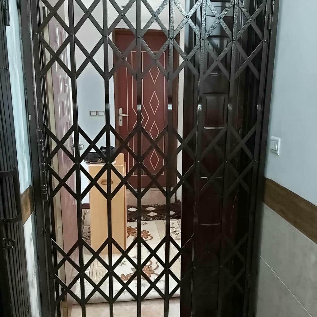 درب آکاردئونی مشکی با شبکه لوزی استان گیلان