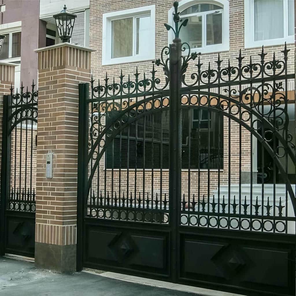 درب حیاط فرفورژه با جزئیات گلدار در رشت درب حیاط فرفورژه با جزئیات گلدار در رشت