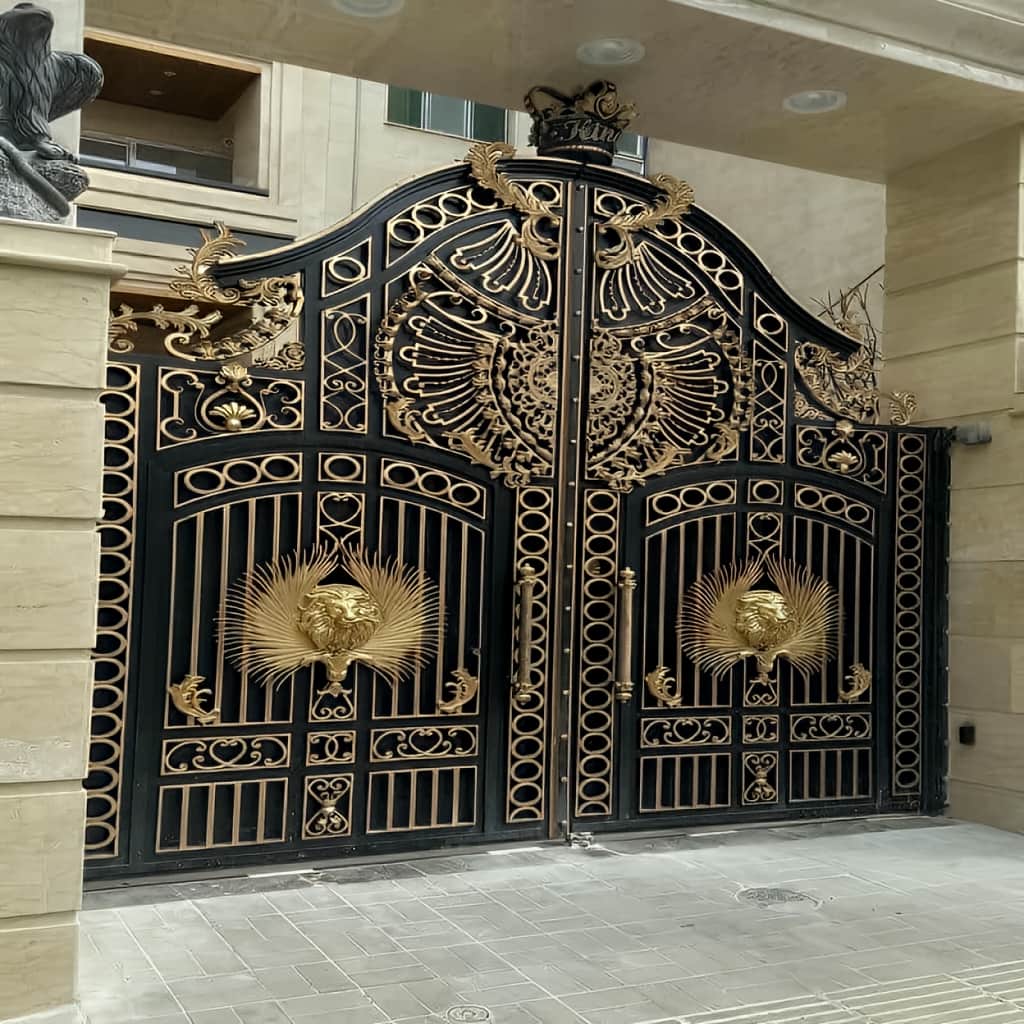 درب حیاط فلزی با پوشش تیره و تزئینات محدود
