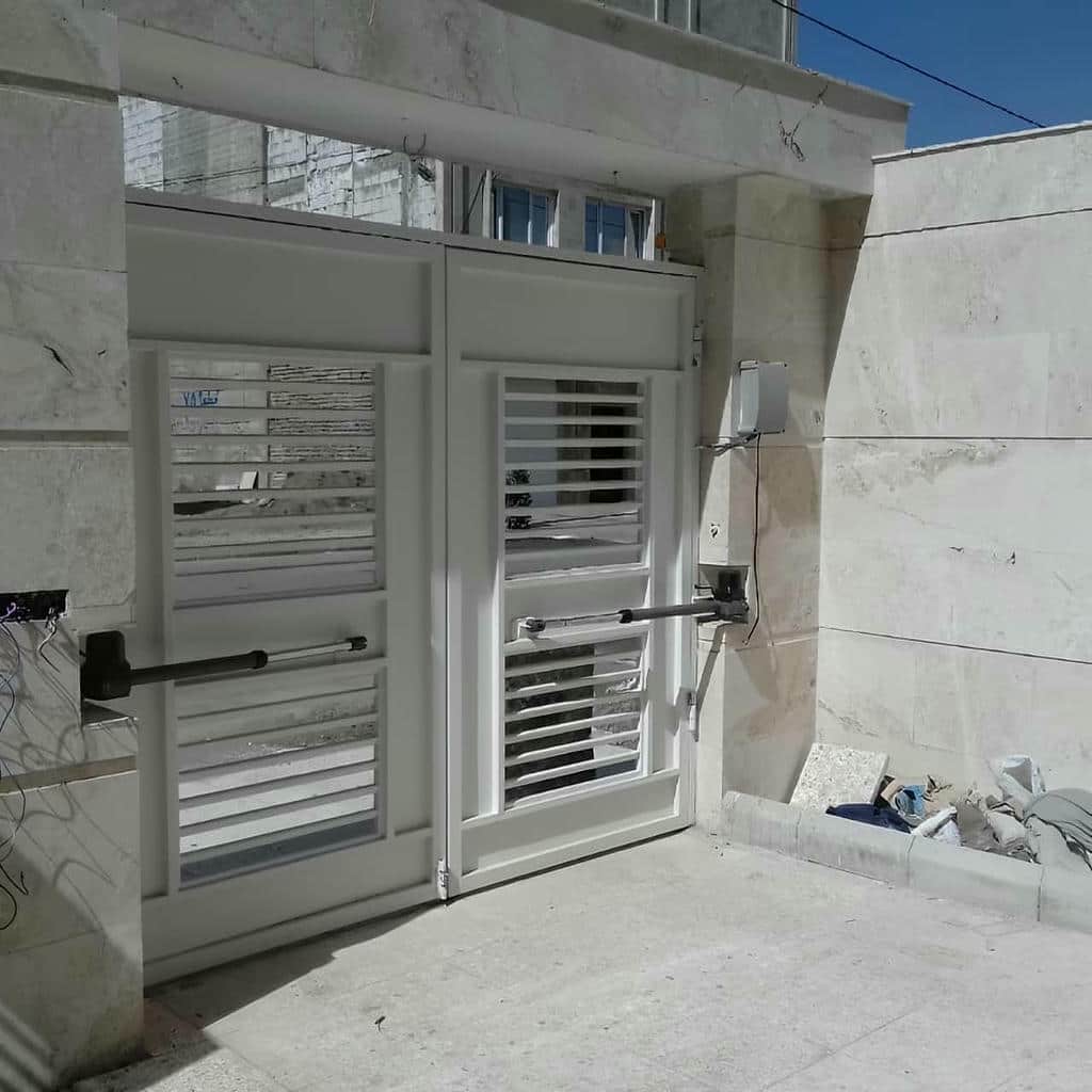 زاویه بازشدن لنگه کنار دیوار آجری