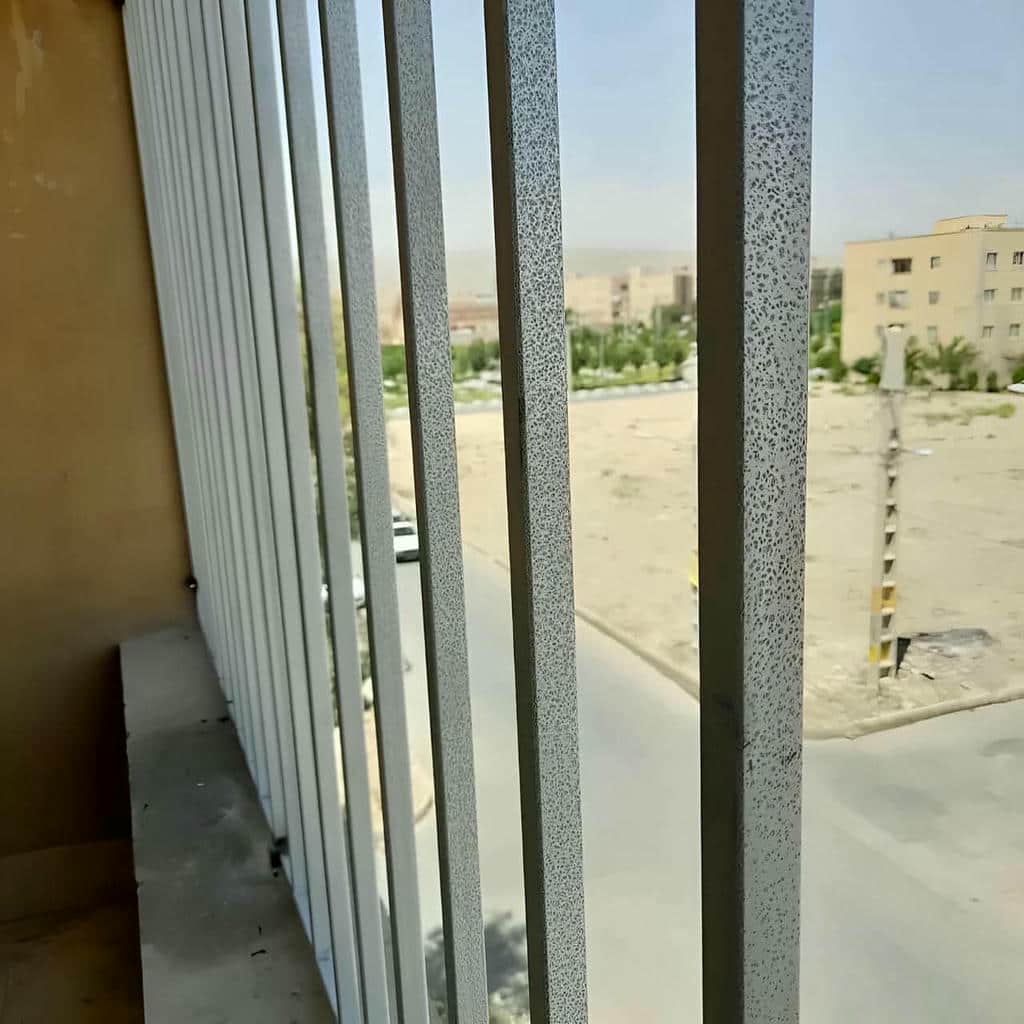 قاب مشبک هندسی پنجره مقابل دیوار آجری قاب مشبک هندسی پنجره مقابل دیوار آجری
