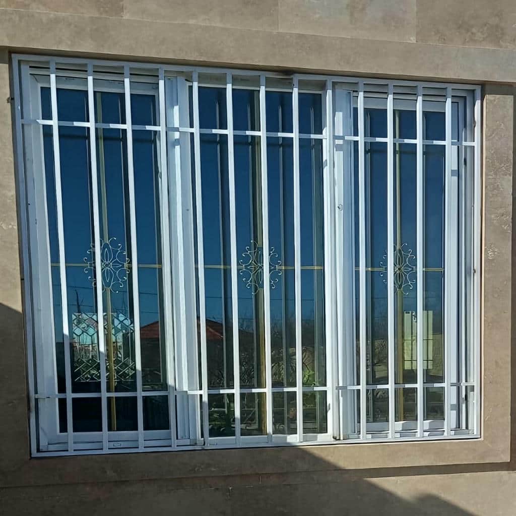 قاب پنجره فلزی با اتصالات منظم در حیاط یزد