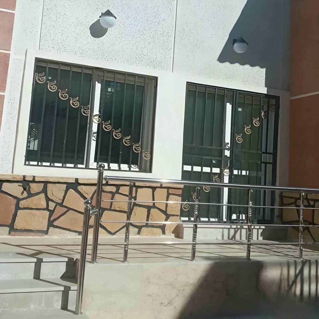 محافظ پنجره فلزی با خطوط عمودی استان چهارمحال و بختیاری