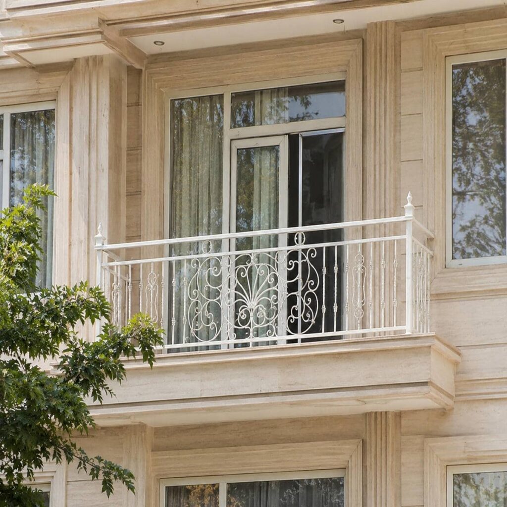نرده بالکن آلومینیومی با پوشش روشن در استان آذربایجان شرقی
