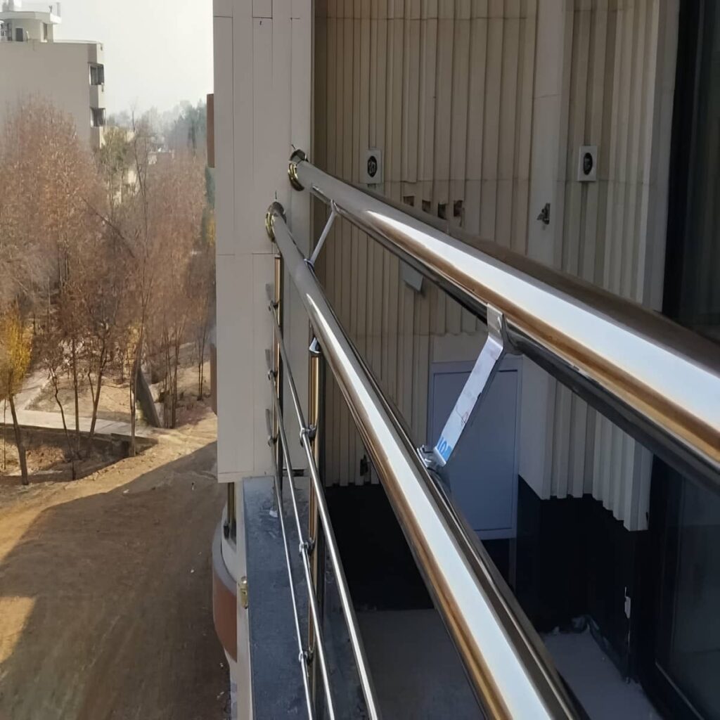 نرده بالکن استیل هماهنگ با نمای روشن نرده بالکن استیل هماهنگ با نمای روشن