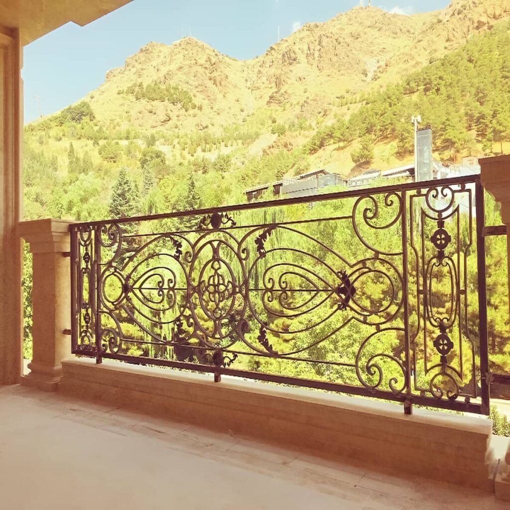 نرده بالکن با قاب ساده روی لبه سنگی