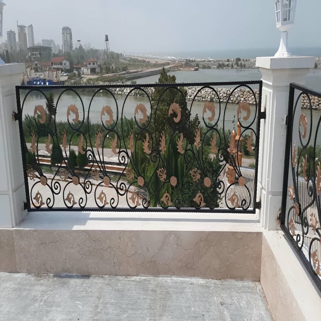 نرده بالکن در پروژه بازسازی با پنجره قدیمی
