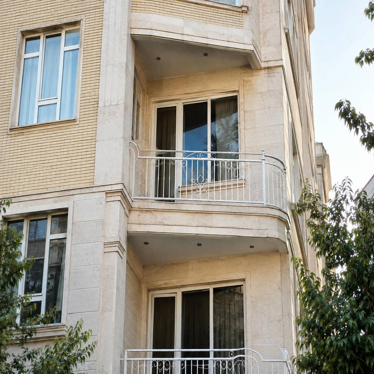 نرده بالکن ساده مشکی کنار نمای آجری استان یزد