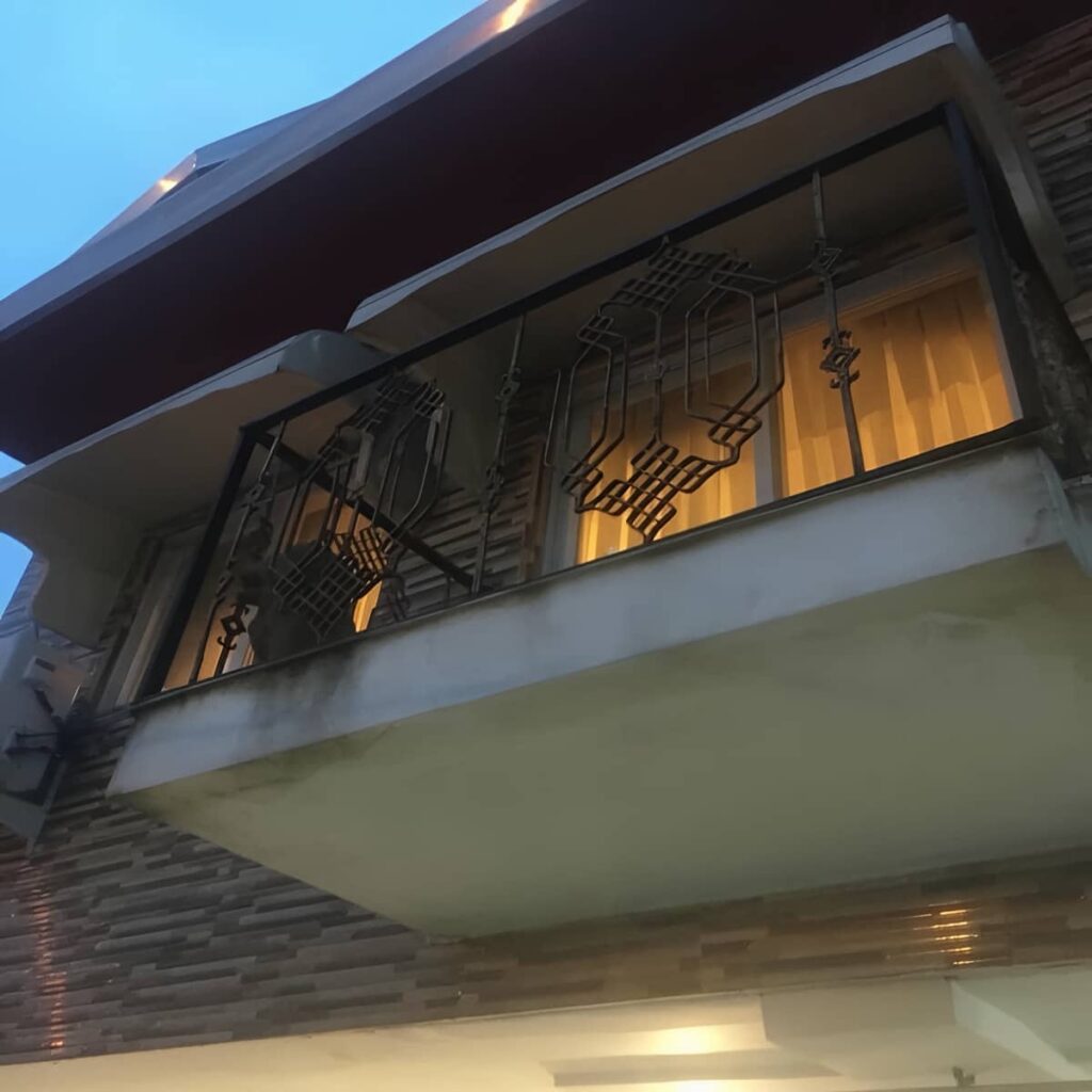 نرده بالکن سفید با میلههای عمودی ساختمان پلکانی نرده بالکن سفید با میلههای عمودی ساختمان پلکانی