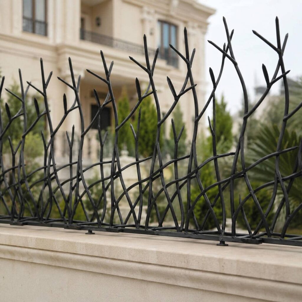 نرده حفاظ آهنی کنار دروازه باغ استان سمنان