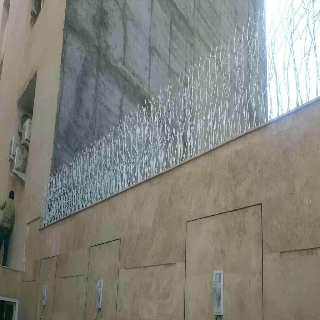 نرده روی دیوار شاخ گوزنی با رنگ تیره