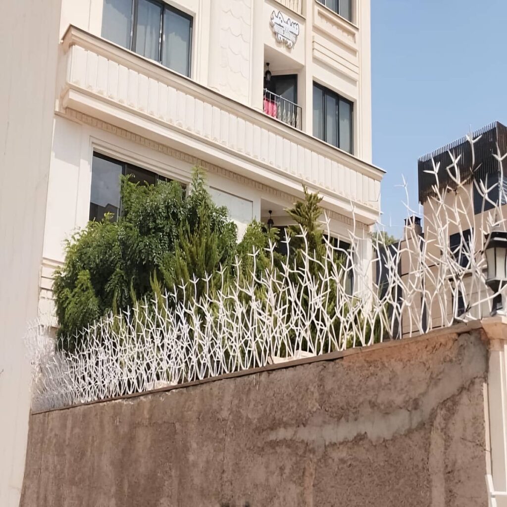 نرده سرنیزه ای مشکی کنار ورودی ساختمان در استان آذربایجان غربی