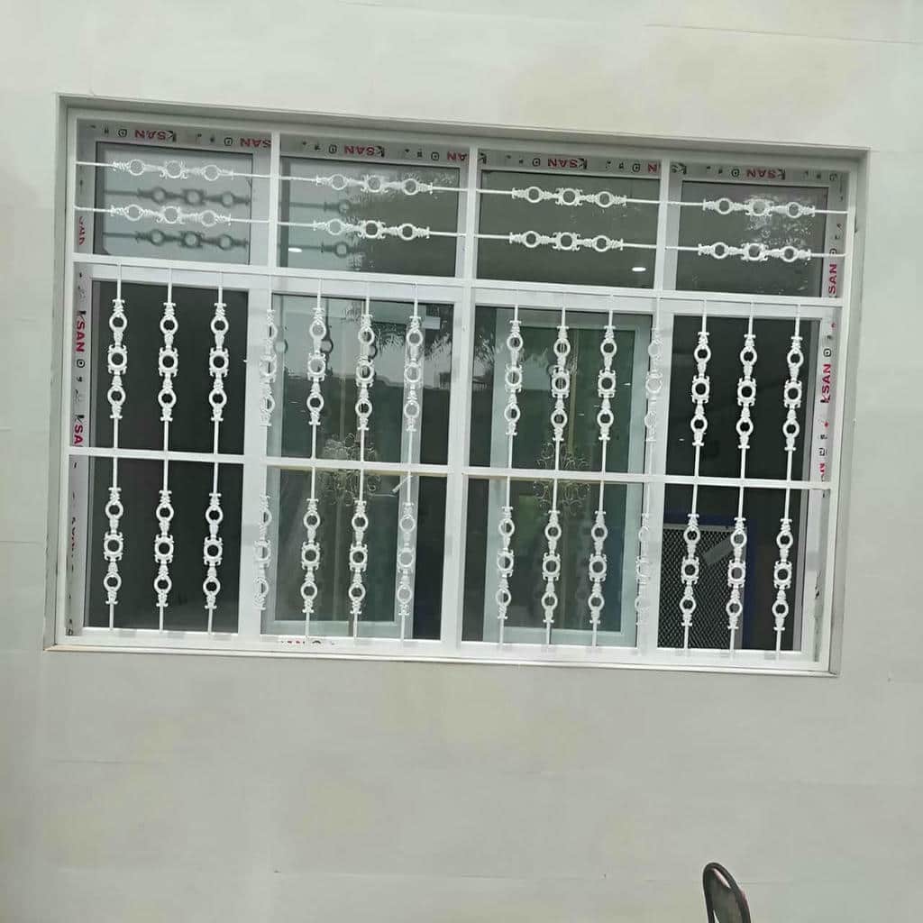 نرده پنجره آهنی با خطوط عمودی منظم